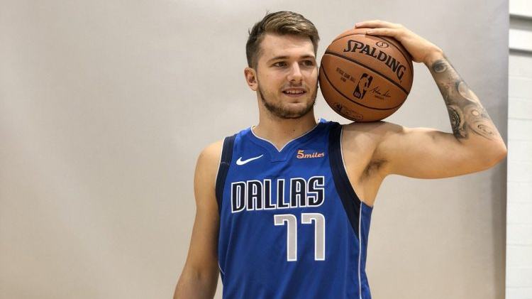 示出强烈的 示出强烈的